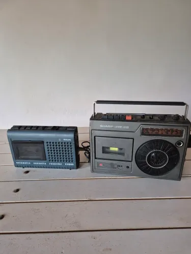 Rádio gravador Sharp AM e gravador Phillips. Antigos.