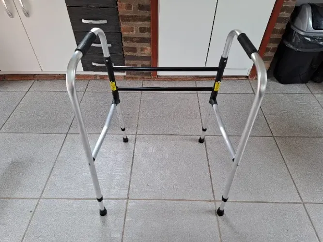 Andador articulado e regulável de alumínio com 2 barras para adultos/idosos