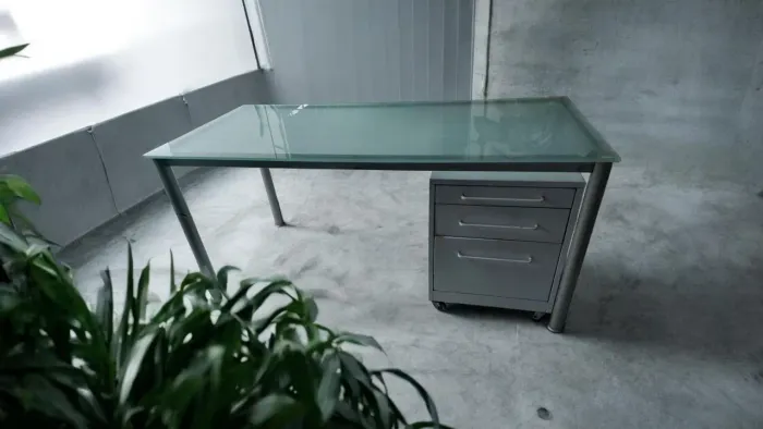 Vendo elegante mesa para escritório em, com gaveteiro.