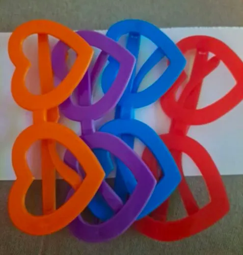 Quatro óculos de coração para festas