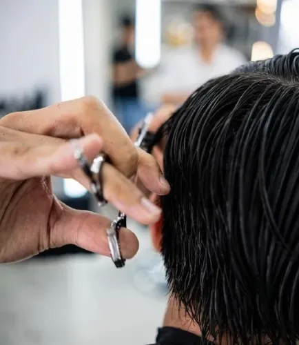 Barbeiro na Barbearia Gênesis