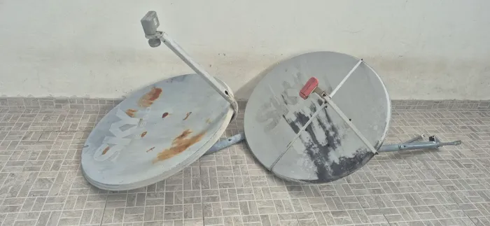 Vendo antena SKY sucata R$50 cada uma R$80 as duas