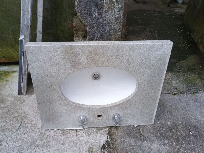 Pia de banheiro granito bege 0,70 x 0,50 com misturador 