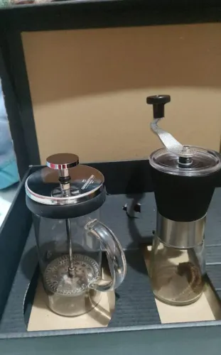 Cafeteira de prensa francesa e moedor manual