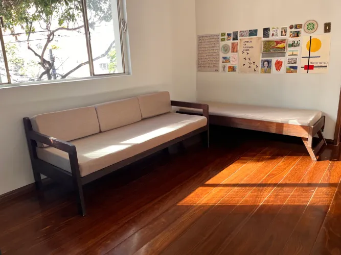 Sofá de Madeira com Cama Auxiliar Móvel / Assento Extra