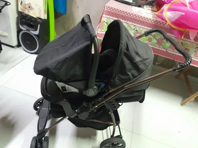 Carrinho de bebe burigotto com bebe conforto junto comprei novo na loja e está novinho .