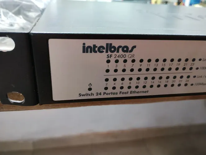 Switch Intelbras SF 2400 QR 24 portas fast ethernet