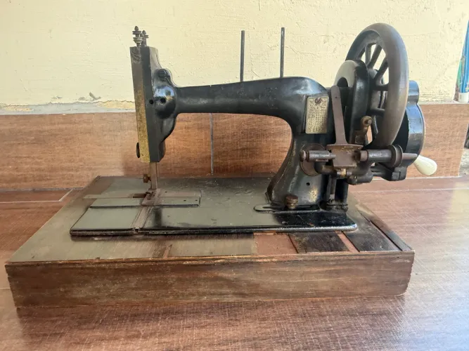 Máquina de Costura Antiga Manual - Ferro Fundido - Peça de Coleção