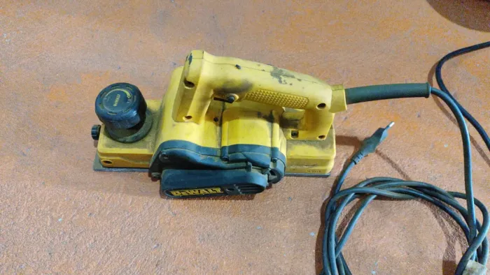 Plaina Dewalt 220 volts