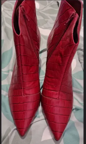 Bota Cano curto, vermelha, tam 36. Salto médio