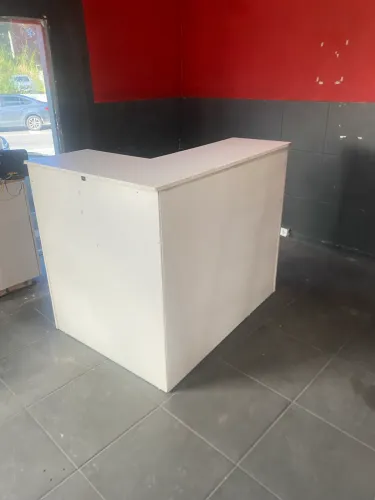 Vende se balcão de recepção.
