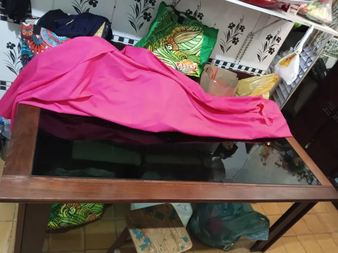 Vendo uma mesa com 6 cadeira...