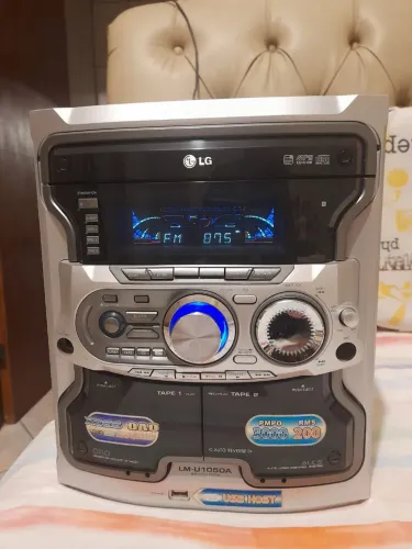 Micro System LG Modelo LM-U1050A ( Com defeito)
