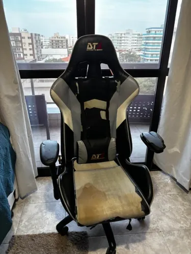 Cadeira Gamer DT3. Precisa de reforma do estofamento e do apoio dos braços.