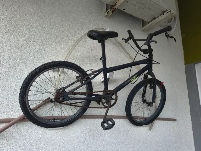 Vendo bicicleta por apenas 300,00 vindo buscar, precisa de manutenção nos pneus