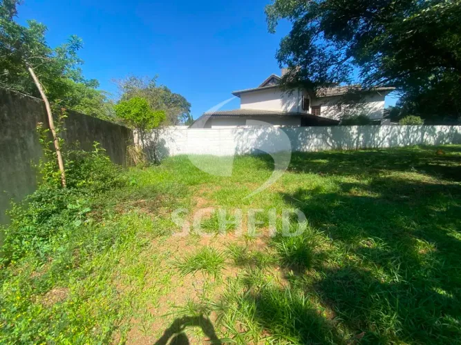 Terreno de 600 m² à venda em Interlagos, em uma região tranquila, arborizada e privilegiad