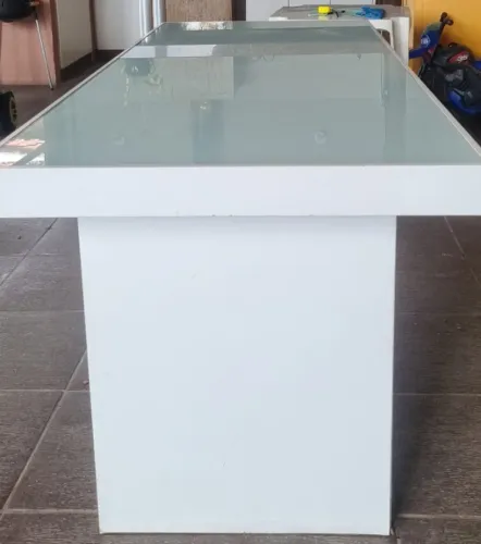 Mesa de jantar,  Branca, 1,80 x80 ," Maria Alice Decorações ". 350 reais.
