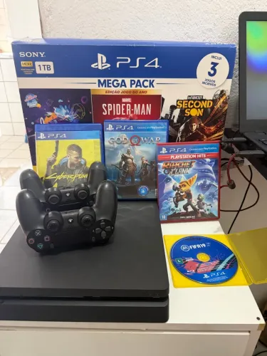 PlayStation 4 1tb 2 controles 4 jogos físicos versão 13.52 completo na caixa