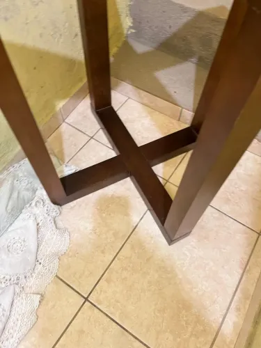 MESA COM PÉ DE MADEIRA