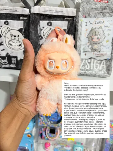 Labubu e Tamagotchi leia na foto