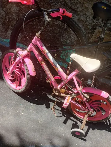 Vendo bicicleta de criança presisa só de uma revisão