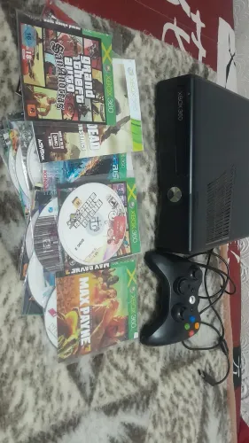 Xbox 360 desbloqueado com um controle e vários jogos
