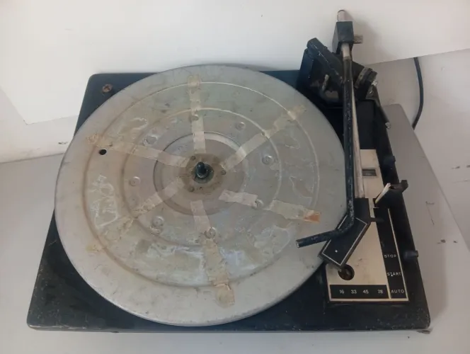 Toca discos garrard ( não sei se está funcionando ).