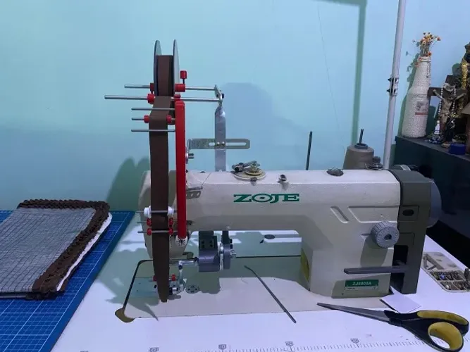 MÁQUINA DE COSTURA INDUSTRIAL COM APARELHO DE FRUFRU À VENDA