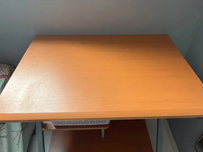Mesa 80x50, madeira mdf laranja, base de metal