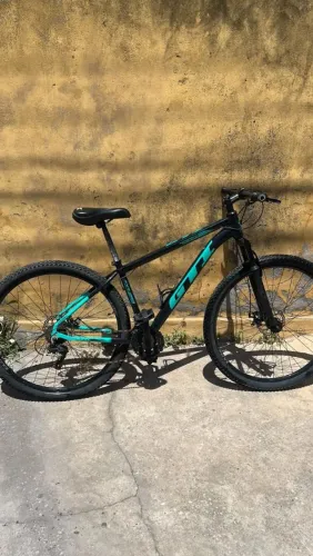 BIKE ARO 29 EM PERFEITO ESTADO NO PONTO DE PEGAR E ANDAR PNEUS NOVOS POUCAS MARCA DE USO.