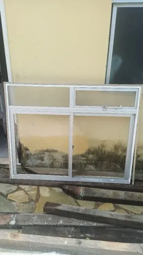 Vendo janela e porta de alumínio sem o vidro