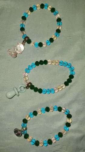 PULSEIRAS COM BERLOQUES<br><br>R$ 15,00 cada<br><br>Aceito cartão <br><br>Chama no Whats