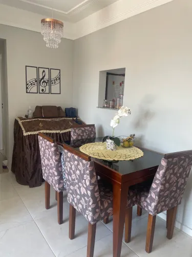 Mesa extensiva com 4 cadeiras 