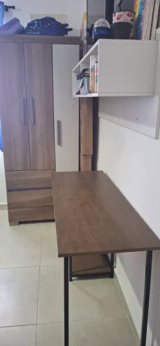 Roupeiro e mesa de estudo