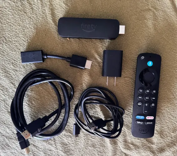 Amazon Fire TV Stick com Alexa - Praticamente Novo