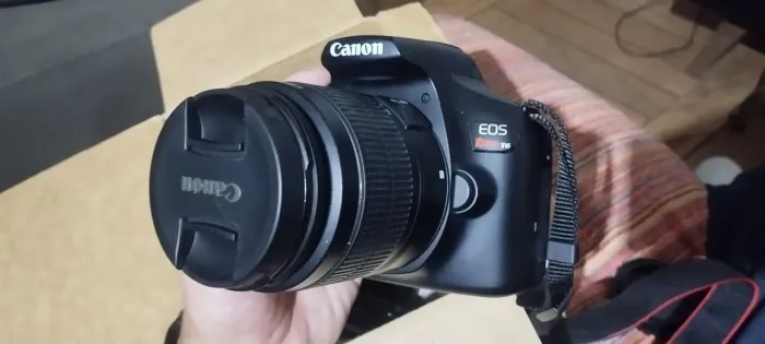 Câmera Canon EOS T6 com lente 18-55mm e acessórios + cartão SD 128GB