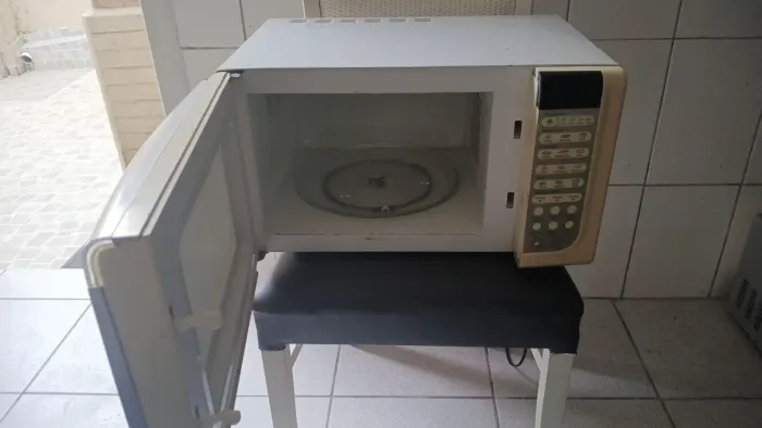 Microondas Electrolux 220v esquentando  pretinho para sair logo! A retirar