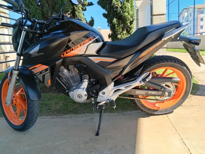 Moto cb Twister 250 série especial