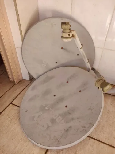 2 antenas parabólicas