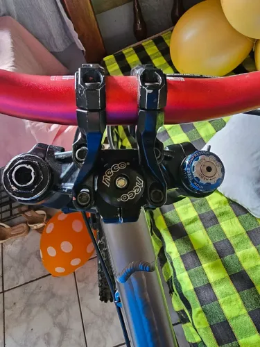 Bicicleta de Downhill Kuruma Rocketship 