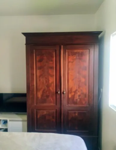 Roupeiro antigo - madeira maciça