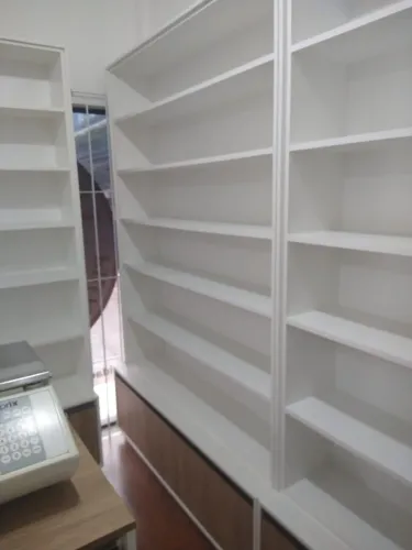 Prateleira Expositora com armário de 3 portas