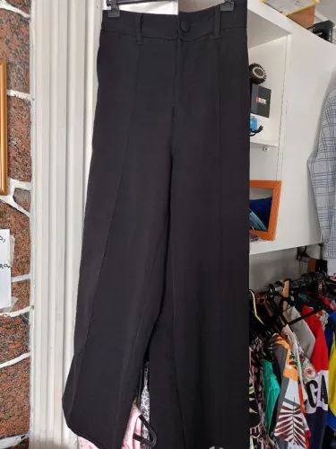 Calça pantalona preta,