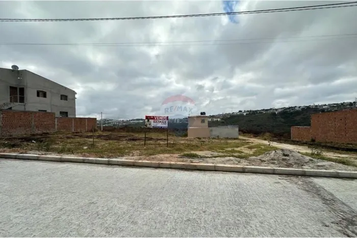 Terreno com 220m² de área .