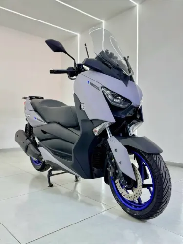 Xmax 250 super nova e equipada. 