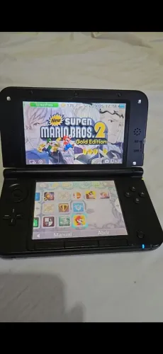 Nintendo 3DS XL edição especial "Year of Luigi" prateado.