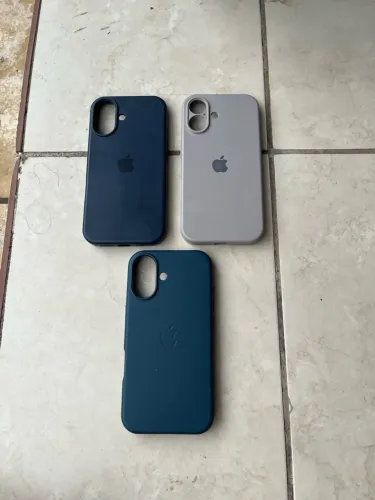 Vendo 3 capinhas em ótimas condições para iPhone 16 normal