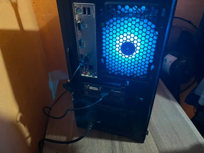 Pc gamer Ryzen 5 5500, rx 580, 16gb ram 240gb