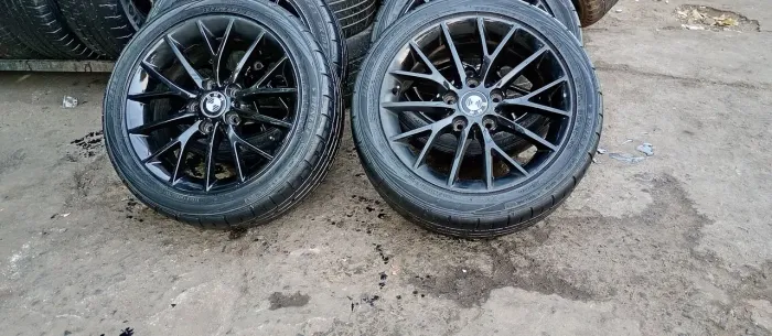 Hum jogo de rodas aro 17 com péneus Dunlop seminovos furacão 5 pôr 120 BMW S10 bleizer