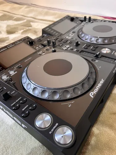 2 CDJs 2000 nexus Pioneer